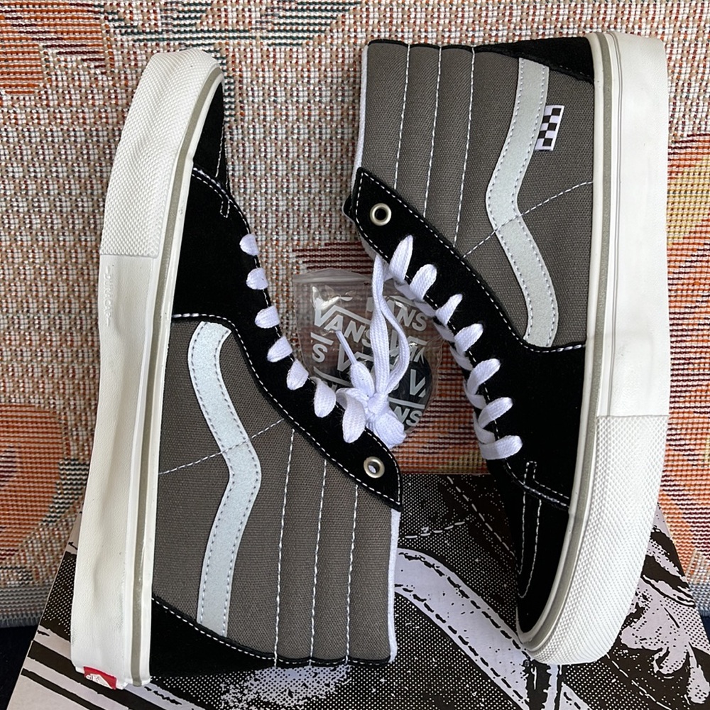 Vans WMNS Skate Sk8-Hi
Reflective Black/Grey
VN0ASFCCN42
Sneakers - Picture 12 of 16